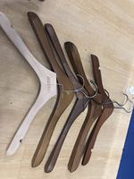 Support de cintre personnalisé différents types de crochets et matériaux bois plastique métal velours et impression de logo