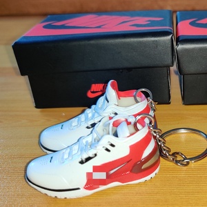 Высококачественный новейший оптовый брелок-карабин в виде миниатюрной модели кроссовок LeBron, классический ретро-баскетбольный 3D-сувенир для фанатов - Product Image 2