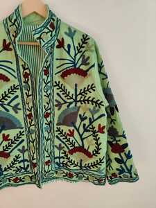 Chaqueta Suzani Verde de Algodón Hecha a Mano, Bordado Étnico Artesanal, Abrigo Boho de Invierno, Prenda Artística para Festivales, Chaqueta Bordada - Product Image 3