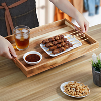 Plateau en bois d'acacia de 17 pouces avec poignées. Polyvalent pour le salon, la chambre à coucher, la cuisine. Parfait pour le petit-déjeuner, le café et la décoration.