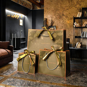 Sac fourre-tout en papier kraft vert clair avec ruban et estampage à chaud pour emballage cadeau promotionnel - Product Image 3