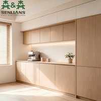 Buffet Japandi avec portes en chêne massif, dessus blanc cassé et niche ouverte pour station café