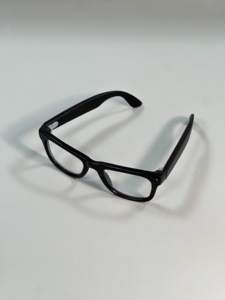 Gafas Inteligentes HD5 Ultra con Traducción por IA, Cámara de 8MP, Diseño Ligero de 35g, Control Táctil WiFi, IP65 a Prueba de Polvo y Agua - Product Image 1