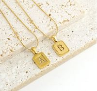 Collar con letra inicial hueca de acero inoxidable chapado en oro de 18 quilates rectangular a la moda