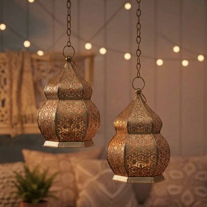 Lanterne suspendue en laiton faite à la main, porte-bougie décoratif découpé avec chaîne de suspension pour la décoration de la maison, de mariages et du Ramadan - Product Image 1