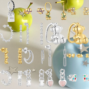 Pendientes de Oso Abstractos de Joyería Fina Touses, Metal Mate y Pulido con Incrustaciones de Circonita Pequeña, Decoración Minimalista de Alta Gama para Orejas - Product Image 1