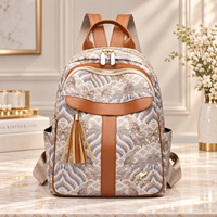 Sac à dos pour femmes en tissu nylon léger avec pompon décoratif et poches latérales, sac à dos pour femmes OEM ODM en gros, 10 pièces