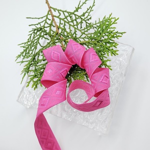Cinta elástica personalizada de una cara de Jacquard rosa, banda de 18mm, terciopelo de grogrén, soporte reciclable de una pulgada, banda empaquetada de Borgoña - Product Image 2