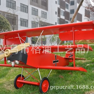 Modèle d'avion biplan en métal rouge 1M, décoration d'avion vintage, ornement de jardin extérieur, fait main - Product Image 1