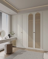 Ensemble de chambre à coucher en bois massif de luxe léger européen, coiffeuse avec portes vitrées, armoire sur mesure pour hôtel