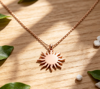 Collier pendentif soleil en acier inoxydable 316L plaqué or 18 carats avec chaîne torsadée, charm soleil finement taillé, bijoux minimalistes