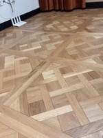 Parquet en bois hexagonal, sol en bois beige avec marbre