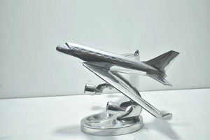 Suministro al por mayor de adornos decorativos de mesa con forma de avión, chapados en plata, de diseño, para exhibición en vitrinas y decoración de interiores, en venta - Product Image 4