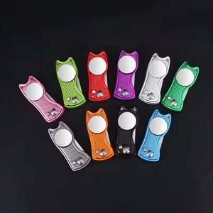 Herramienta de Reparación de Divots de Golf de Metal Personalizada de Fábrica, Herramienta Magnética para Divots de Golf con Marcador de Pelota - Product Image 1