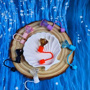 Nuevo Cubrepolvo de Plástico Personalizado con Diamantes 3D Brillantes de 10mm para Vasos y Accesorios de Bar - Product Image 2