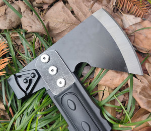Hache tactique de survie à double lame en acier à haute teneur en carbone avec manche en fibre de verre pour la coupe du bois en montagne et les projets de bricolage - Product Image 3