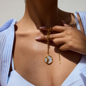 Collar con colgante temático con incrustaciones de estrella y sol en nácar, cadena dorada para mujer, regalo de joyería. - Product Image 4