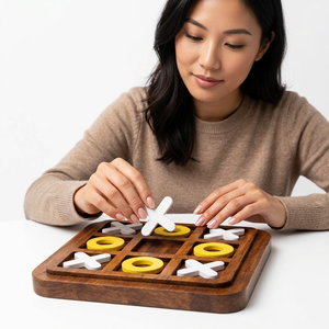 Jeu de Tic Tac Toe en bois avec des pions blancs X et jaunes O, design minimaliste pour enfants et adultes - Product Image 1