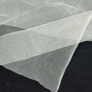 20D белая дышащая ультратонкая 100% полиэфирная кружевная ткань 20gsm для прокладки или упаковки цветов сетчатая ткань - Product Image 3