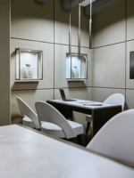 Boutique de bijoux en bois grainé de luxe léger avec éclairage LED, design écologique, dimensions personnalisables, espace intérieur haut de gamme et chaleureux