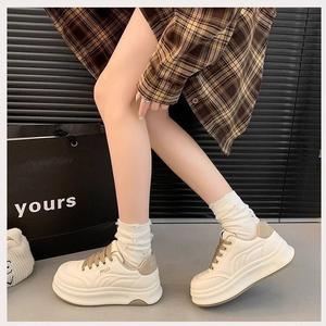 Chaussures de sport décontractées à semelle épaisse pour femmes, collection Printemps-Automne 2025, dernières tendances, polyvalentes, à semelle souple, blanches, rehaussantes - Product Image 3
