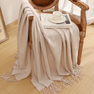 Jeté de canapé décoratif à motif géométrique et <span class=keywords><strong>pompons</strong></span>, couverture tricotée fine pour l'été et la climatisation - Product Image 1
