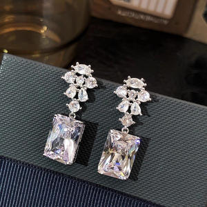 Orecchini pendenti da donna Sxpx con cristalli, in argento 925 placcato oro bianco, a forma di corona, gioielli classici da sposa con montatura a griffe - Product Image 4