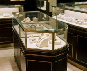 Conception d'aménagement intérieur de bijouterie de luxe, présentoirs haut de gamme pour bijoux et montres, mobilier sur mesure pour bijouterie - Product Image 1