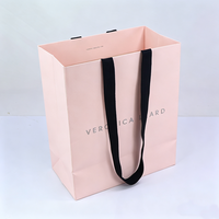 Sac en papier carré rose personnalisable avec soufflets latéraux pour vêtements, chaussures, emballages recyclables et magasins de détail