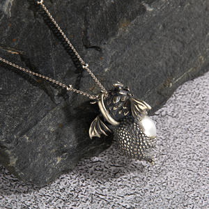 हस्तनिर्मित स्टर्लिंग चांदी ड्रैगन पेलेंट हार कस्टम ऑक्साइड 925 चांदी के बच्चे ड्रैगन सफेद मीठे पानी मोती हार हार - Product Image 5