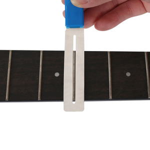 Herramienta protectora para trastes de guitarra para evitar arañazos. Es una herramienta de reparación de guitarras con un diseño en forma de arco. - Product Image 5