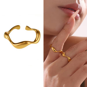 Bagues tendance en acier inoxydable plaqué or 18 carats PVD, à ondes irrégulières, lisses et personnalisées, bijoux de mode pour femmes, vente en gros - Product Image 1