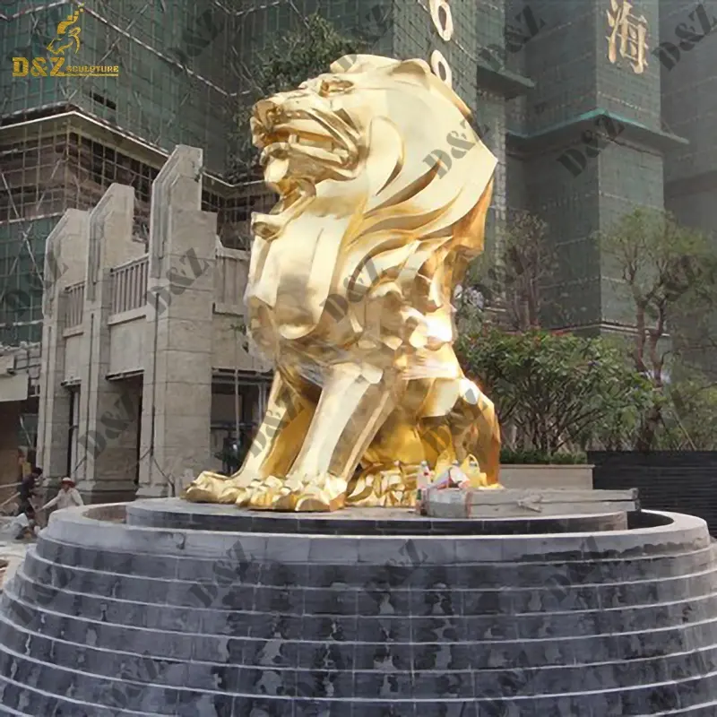 รูปปั้นสิงโตโลหะสีทองขนาดชีวิตประติมากรรมแกลเลอรี่สิงโตสแตนเลสที่เชื่อง