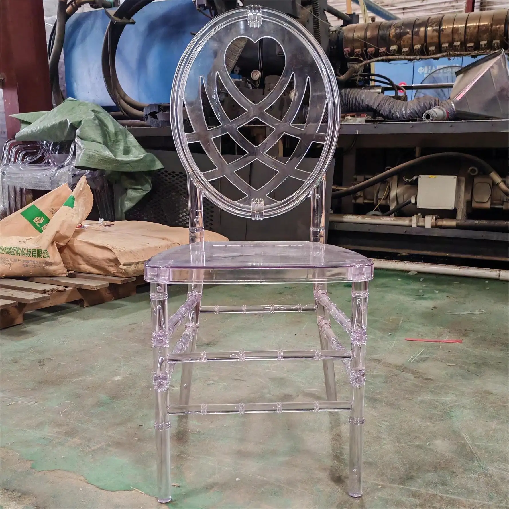 새로운 디자인 투명 크리스탈 수지 치아바리 의자 티파니 의자 판매