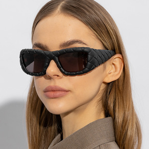 [Personnalisable] Lunettes de soleil carrées en similicuir tendance pour femmes, protection UV400, sans polarisation, monture oversize, style européen et américain - Product Image 3