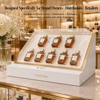 Présentoir de comptoir en acrylique angulaire blanc avec garniture dorée pour 8 flacons de parfum, avec couvercle de protection transparent