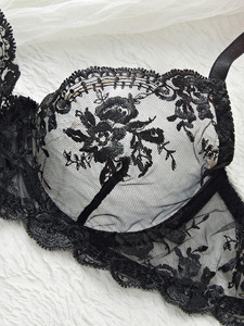 Conjunto de Lencería Íntima de Encaje Floral Negro para Mujer, Conjunto de 2 Piezas con Sujetador con Aros y Tanga de Malla Transparente, Venta al Por Mayor - Product Image 4