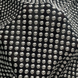 Píldora de aluminio plateado de nuevo diseño pegada a tela de malla eléctrica para vestidos de alta moda para mujeres - Product Image 3