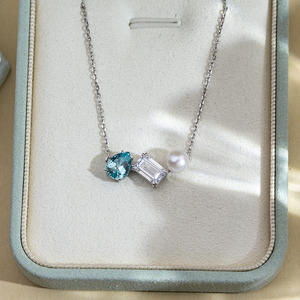สร้อยคอพร้อมจี้สามเม็ดทองคำขาว 18K รุ่น MSN-827 จาก Messi Jewelry ประดับมุกและพลอยไพลินพาราอิบาสังเคราะห์ - Product Image 4