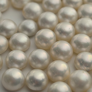 Perle Mabe Bianche dei Mari del Sud 10-11mm, Coltivate in Ostriche a Labbro Bianco, Bianco Freddo con Sfumature Blu, Perle per Creazione Gioielli, Vendita all'Ingrosso - Product Image 6