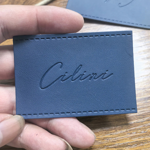 תגיות עור PU איכותיות בהתאמה אישית עם לוגו מובלט, תגיות עור לבגדים, ג'ינס, כובעים, תגיות עור לג'ינס - Product Image 1