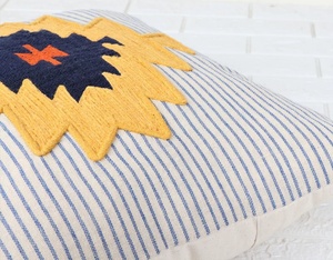 Funda de Cojín Cuadrada con Borde, Texturizada y Hecha a Mano, Estilo Boho, con Parches Azules y Amarillos, Decoración para el Hogar, Excelente Precio - Product Image 4