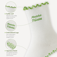Chaussettes de Pilates personnalisées antidérapantes avec grip en silicone et revers à volants – Fabricant OEM/ODM en marque blanche