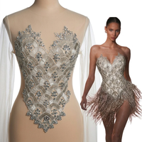 Nouvelle conception, applique en strass faite à la main en forme d'éventail avec perles Bugle et patchs en pierre et cristal pour robes de bal et robes de soirée