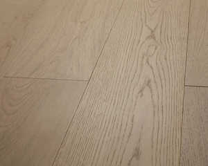 <span class=keywords><strong>Plancher</strong></span> en <span class=keywords><strong>bois</strong></span> d'ingénierie en chêne blanc européen large Usine de Guangzhou <span class=keywords><strong>Plancher</strong></span> en <span class=keywords><strong>bois</strong></span> dur lisse en chêne multiplié - Product Image 1