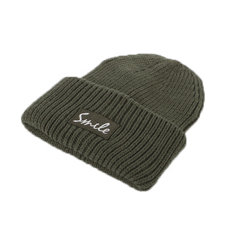 2022 оптовая продажа, однотонные зимние шапки, 100% акриловые шапки с вышивкой, вязаная шапка с нашивкой с пользовательским логотипом