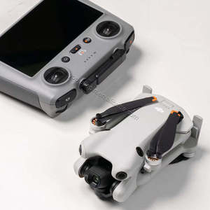 Dron Plegable <span class=keywords><strong>DJI</strong></span> <span class=keywords><strong>Mini</strong></span> 4 Pro 4K HDR con Control Remoto RC 2 (con Pantalla) <span class=keywords><strong>Fly</strong></span> <span class=keywords><strong>More</strong></span> <span class=keywords><strong>Combo</strong></span> Plus - Product Image 3