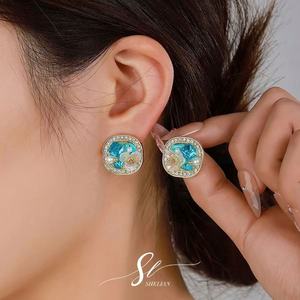 Pendientes de Botón Pequeños y Exquisitos de Aleación de Cobre Hechos a Mano por Ilona, Chapados en Oro de 18K, con Diseño Geométrico de Mariposa y Circonita, para Mujer, Aniversario - Product Image 3