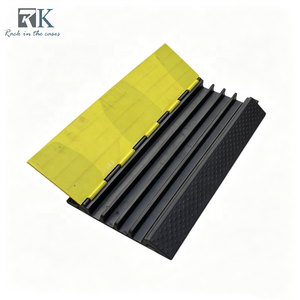 Rampe de protection de câbles facile à installer, en caoutchouc, avec couvercle jaune en PVC - Product Image 1