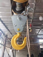 Pulley blok pengangkat tugas berat roda tunggal dengan pengait, pemandu tali kawat, dan sheave untuk penanganan material yang efisien